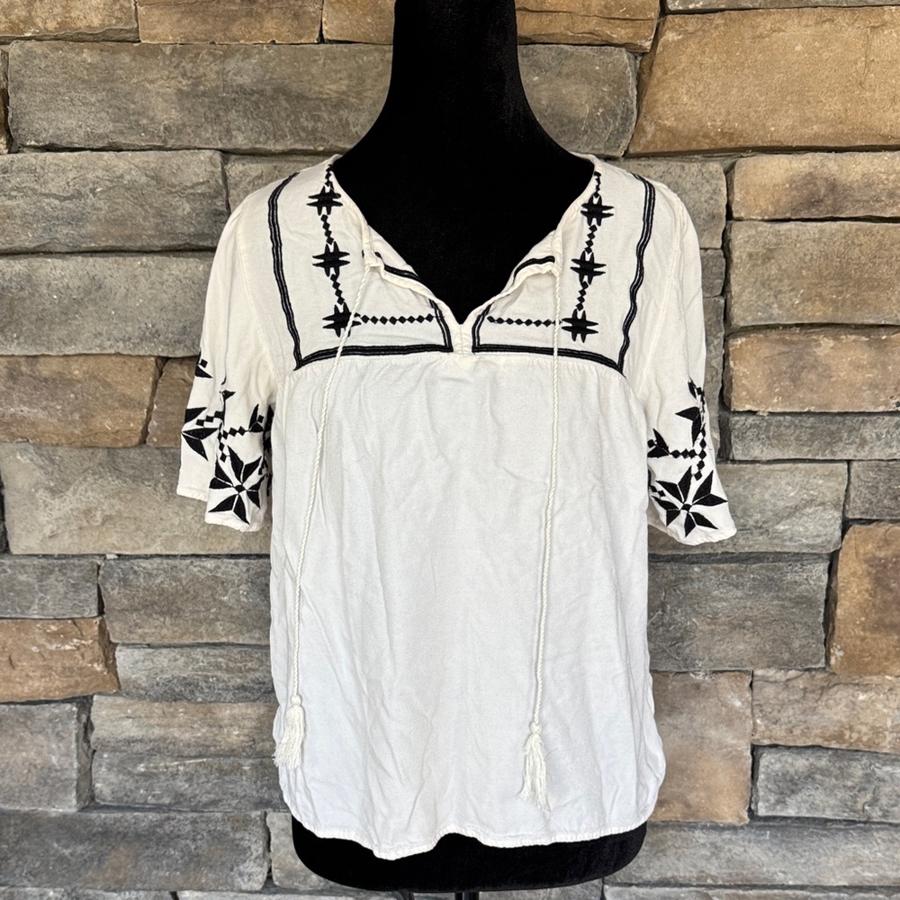 OLD NAVY - Black and White Embroidered Top